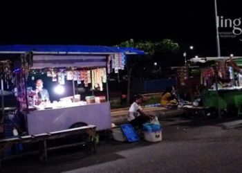 BERJUALAN: PKL yang sedang menggelar lapaknya di Kawasan Balai Jagong, Kudus. (Nisa Hafizhotus S/Lingkarjateng.id)