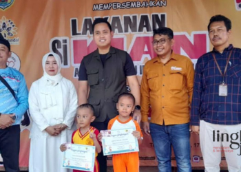 FOTO BERSAMA: Bupati Kendal, Dico M Ganinduto usai menyerahkan KIA secara simbolis saat launching program Si-KIAN belum lama ini. (Arvian Maulana/Lingkarjateng.id)