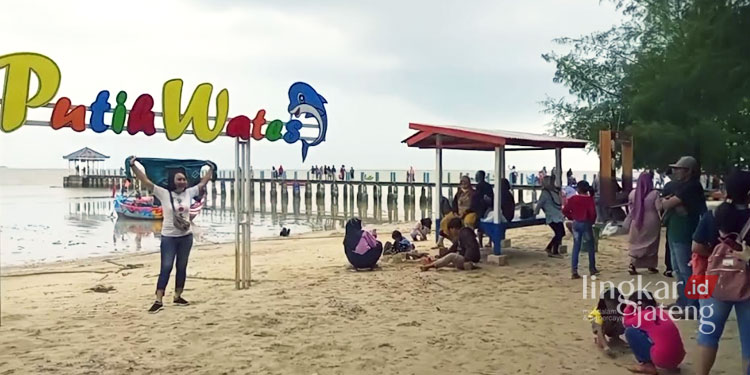 RAMAI: Suasana Pantai Wates Rembang dipadati wisatawan lokal dan luar daerah saat libur Nataru pada Minggu, 25 Desember 2022. (R Teguh Wibowo/Lingkarjateng.id)