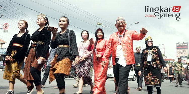 KIRAB: Pj Wali Kota Salatiga, Sinoeng N Rachmadi (pakai baju adat Tionghoa) mengikuti kirab nusantara Festival Kampung Singkong Salatiga pada Minggu, 4 Desember 2022. (Istimewa/Lingkarjateng.id)