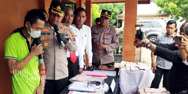 Modus Ritual Tarik Uang Gaib di Rembang, Korban Rugi Rp 405 Juta 25 GELAR PERKARA: Kapolres Rembang, AKBP Dandy Ario Yustiawan, menghadirkan tersangka penipuan dengan modus ritual tarik uang gaib dalam konferensi pers pada Senin, 5 Desember 2022. (R Teguh Wibowo/Lingkarjateng.id)