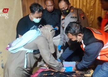 EVAKUASI: Tim Inafis Polres Kudus bersama tenaga medis Puskesmas Tanjungrejo saat mengevakuasi korban penganiayaan di Desa Jekulo, Kecamatan Jekulo, pada Minggu, 25 Desember 2022. (Istimewa/Lingkarjateng.id)