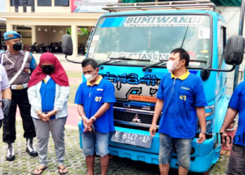 KONFERENSI PERS: Kasat Reskrim Polres Grobogan, AKP Kaisar, menunjukan empat tersangka kasus perampokan saat konferensi pers di Mapolres Grobogan pada Selasa, 6 Desember 2022. (Muhamad Ansori/Lingkarjateng.id)