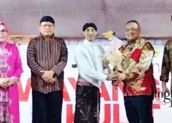 Pemkab Grobogan Komitmen Alokasikan Anggaran unuk Pekerja Migran 26 SIMBOLIS: Ketua BP2MI Benny Rhamdani didampingi Bupati Grobogan Sri Sumarni (paling kiri) saat menyerahkan wayang kulit kepada Dalang Ki Sigit Ariyanto di Alun-Alun Purwodadi. (Muhamad Ansori/Lingkarjateng.id)