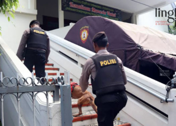 PENGAMANAN: Sat Samapta Polres Grobogan saat melakukan penyisiran gereja dengan anjing pelacak di Gereja Kristen Indonesia (GKI), Kecamatan Purwodadi, Kabupaten Grobogan pada Rabu, 21 Desember 2022. (Muhamad Ansori/Lingkarjateng.id)