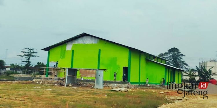 Perencanaan RPH Blora Diduga Gagal Total, Apa Penyebabnya? 25 PEMBANGUNAN: Para pekerja saat mengecat bangunan RPHU Blora. (Subekan/Lingkarjateng.id)