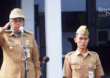UPACARA: Penjabat (Pj) Bupati Batang, Lani Dwi Rejeki saat upacara peringatan Hari Bela Negara ke-74 di halaman Pendopo, Kabupaten Batang pada Senin, 19 Desember 2022. (Dok. Web Pemkab Batang/Lingkarjateng.id)