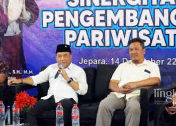 SAMBUTAN: Pj Bupati Jepara, Edy Supriyanta, (berpeci) memberikan arahan dalam acara ngobrol bareng sinergitas pengembangan pariwisata. (Muslichul Basid/Lingkarjateng.id)
