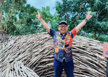 BERPOSE: Pj Wali Kota Salatiga, Sinoeng N Rachmadi, saat foto dengan latar belakang desain ranting pohon jati di wisata Gumuk Sidul Menul-Menul. (Istimewa/Lingkarjateng.id)