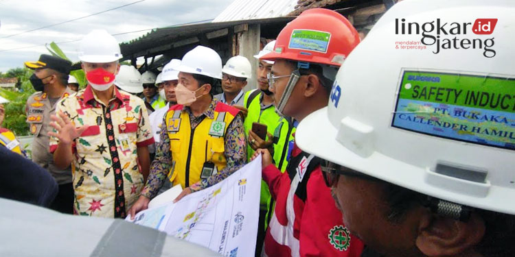 MONITORING: Gubernur Jawa Tengah, Ganjar Pranowo meninjau pembangunan jembatan Juwana, Pati pada Rabu, 7 Desember 2022. (Aziz Afifi/Lingkarjateng.id)