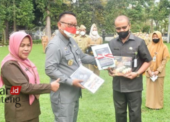 SIMBOLIS: Kepala Disbudpar Salatiga, Valentino T Haribowo (depan sebelah kanan) dan Pj Wali Kota Salatiga, Sinoeng N Rachmadi (dua dari kiri) saat peluncuran buku tentang potensi Kota Salatiga. (Istimewa/Lingkarjateng.id)