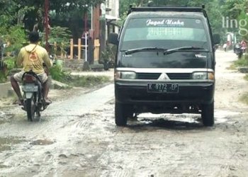 LICIN: Kondisi jalan antar desa di wilayah Kecamatan Gubug, Kabupaten Grobogan yang rusak akibat ditutupnya akses jalan utama Glapan-Ngambakrejo. (Muhamad Ansori/Lingkarjateng.id)