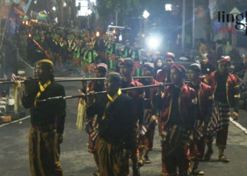 Sakral, HUT ke-273 Blora Diwarnai Kirab Pusaka Kiai Bisma 28 KHIDMAT: Suasana Kirab Pusaka Kiai Bisma yang digelar untuk memperingatu HUT ke-273 Kabupaten Blora pada Minggu, 4 Desember 2022 dini hari. (Lilik Yuliantoro/Lingkarjateng.id)