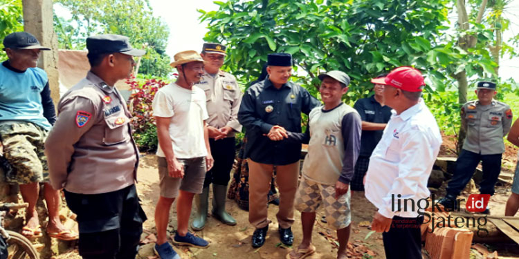 MENINJAU: Camat Dukuhseti, Agus Sunarko (bersalaman pakai baju hitam) meninjau warga korban puting beliung di Desa Dumpil, Kecamatan Dukuhseti, Kabupaten Pati pada Kamis, 1 Desember 2022. (Istimewa/Lingkarjateng.id)