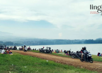 MENIKMATI SUASANA: Pesona Waduk Seloromo yang akan menjadi venue cabang olahraga dayung Porprov 2023 ramai dikunjungi masyarakat. (Arif Febriyanto/Lingkarjateng.id)