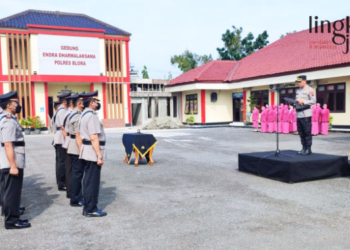 UPACARA: Kapolres Blora, AKBP Fahrurozi memimpin upacara serah terima jabatan sejumlah Kapolsek dan mutasi Kabag SDM pada Senin, 12 Desember 2022. (Istimewa/Lingkarjateng.id)