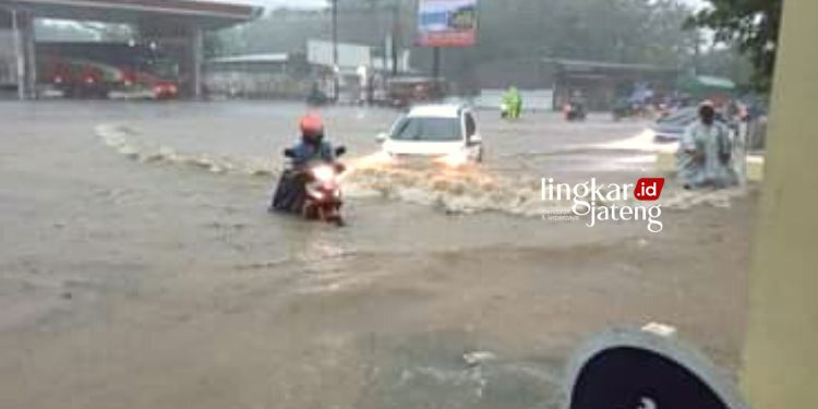 BANJIR: Banjir di Kawasan Kaligawe, Semarang pada Sabtu, 31 Desember 2022. (Facebook Johanes Christiono/Lingkarjateng.id)