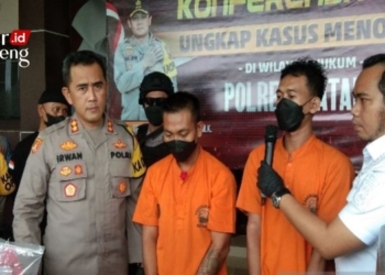 KONFERENSI PERS: Kapolres Batang, AKBP Mohamad Irwan Susanto (dua dari kanan) didampingi Kabagops Kompol Rahardja dan Kasatreskrim Yorisa Prabowo (baju putih) saat acara konferensi pers pengungkapan kasus pembobolan brankas pada pada Selasa, 27 Desember 2022. (Istimewa/Lingkarjateng.id)