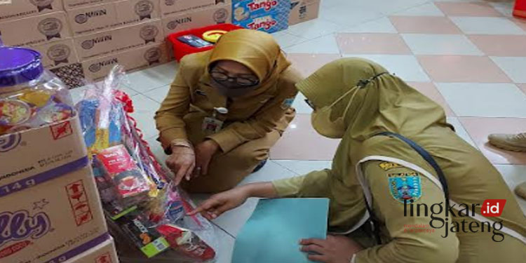SIDAK: Tim Dinkes Salatiga saat operasi makanan dan minuman tak layak edar di pusat perdagangan Jalan Sudirman Salatiga, pada Senin, 19 Desember 2022. (Istimewa/Lingkarjateng.id)