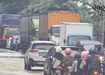 MACET: Jalur Pantura Pati-Rembang macet parah akibat Sungai Kaliombo di Desa Ketitang Wetan, Kecamatan Batangan, Kabupaten Pati meluap pada Senin, 19 Desember 2022. (Aziz Afifi/Lingkarjateng.id)