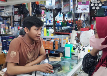 MELAYANI PEMBELI: Karyawan toko elektronik melayani pembeli yang mencari STB untuk siaran TV digital. (R Teguh Widodo/Lingkarjateng.id)