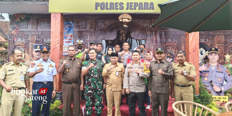 SINERGITAS: Ketua DPRD Jepara Haizul Ma’arif (depan, dua dari kanan) foto bersama Pj Bupati Jepara Edy Supriyanta (depan, empat dari kanan) dan jajaran Forkopimda. (Muslichul Basid/Lingkarjateng.id)