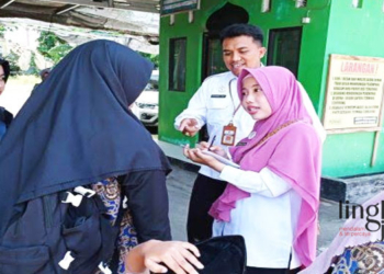 EVALUASI: Kasubag Umum dan Kepegawaian Dinas Pariwisata Demak, Nurul Ahmaliyah, saat melakukan survei kepada para wisatawan. (Tomi Budianto/Lingkarjateng.id)