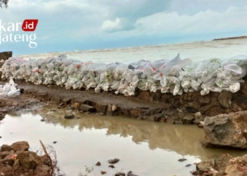 TANGGUL JEBOL: Perbaikan tanggul Pantai Marina Semarang usai jebol dihantam gelombang tinggi pada Jumat, 30 Desember 2022 pagi. (Facebook Johanes Christiono/Lingkarjateng.id)