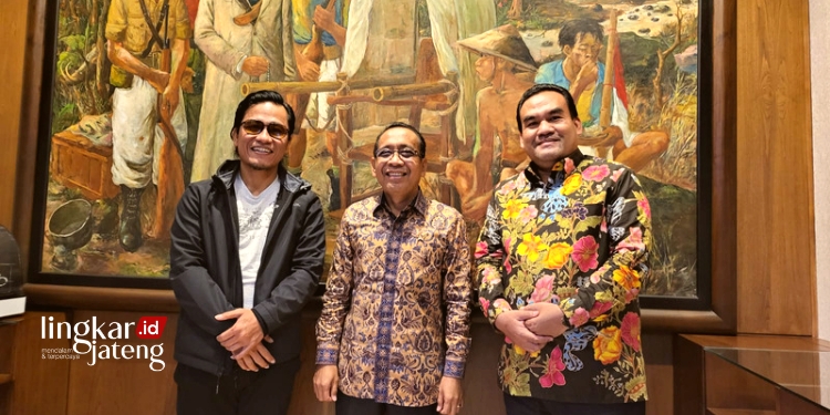 SINERGITAS: Bupati Bloraz Arief Rohman (paling kanan) saat sowan ke Mensesneg Prof. Dr. Pratikno (tengah) dan Gus Miftah (kiri) pada Jumat, 30 Desember 2022 kemarin. (Dok. Humas Pemkab Blora/ Lingkarjateng.id)