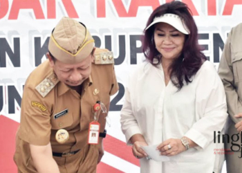 SIMBOLIS: Wakil Bupati,Bambang Pujiyanto saat meresmikan Pasar Rakyat Tuko, di Kecamatan Pulokulon, Kabupaten Grobogan pada Senin, 19 Desember 2022. (Muhamad Ansori/Lingkarjateng.id)