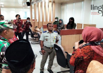 MENINJAU: Bupati Grobogan, Sri Sumarni meninjau salah satu stand di MPP pada Selasa, 13 Desember 2022. (Muhamad Ansori/Lingkarjateng.id)