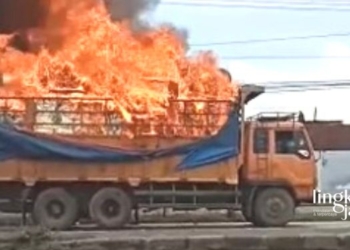 TERBAKAR: Sebuah truk terbakar di Jalan Sayung Semarang-Demak atau tepatnya di depan pabrik Polytron pada Kamis, 29 Desember 2022. (Facebook Kudus Terkini/Lingkarjateng.id)