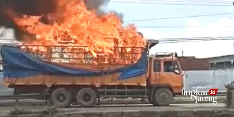 TERBAKAR: Sebuah truk terbakar di Jalan Sayung Semarang-Demak atau tepatnya di depan pabrik Polytron pada Kamis, 29 Desember 2022. (Facebook Kudus Terkini/Lingkarjateng.id)