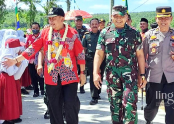 DISAMBUT MERIAH: Wakil Bupati Grobogan, Bambang Pujiyanto didampingi Dandim 0717 Grobogan menutup KBM Tahap X di Desa Kradenan, Kecamatan Kradenan, Kabupaten Grobogan, belum lama ini. (Muhamad Ansori/Lingkarjateng.id)