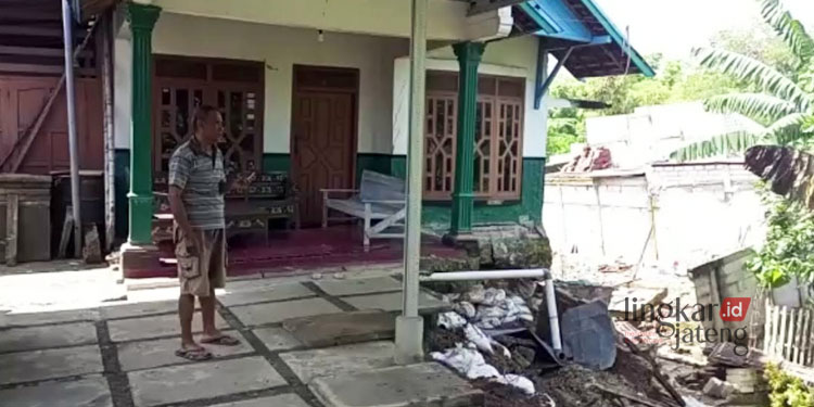 MEMBAHAYAKAN: Kondisi depan rumah Selamet Riyanto yang rusak akibat tanah bergerak di Dukuh Grajen, Desa Sumberjo, Kecamatan/Kabupaten Rembang. (R Teguh Wibowo/Lingkarjateng.id)