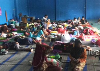 MENGUNGSI: Warga Desa Prampelan, Kecamatan Sayung, Kabupaten Demak mengungsi di Gor Desa Prampelan. (Tomi Budianto/Lingkarjateng.id)