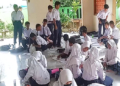 2 Kali Banjir, Siswa SMP Negeri 9 Batang Gelar KBM di Mushola 28 SEKOLAH: Siswa SMP 9 Batang terpaksa melakukan KBM di mushola sekolah karena ruang kelas masih kotor usai diterjang banjir. (Website Pemkab Batang/Lingkarjateng.id)