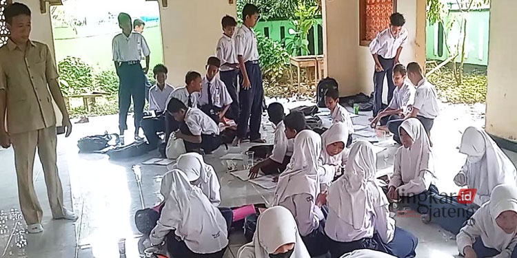 SEKOLAH: Siswa SMP 9 Batang terpaksa melakukan KBM di mushola sekolah karena ruang kelas masih kotor usai diterjang banjir. (Website Pemkab Batang/Lingkarjateng.id)