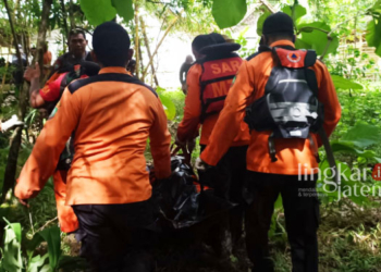 EVAKUASI: Tim SAR Gabungan mengevakuasi korban tenggelam di aliran Sungai Lusi turut Desa Karangtalun, Kecamatan Banjarejo, Kabupaten Blora pada Senin, 2 Januari 2023. (Dok. BPBD Blora/Lingkarjateng.id)