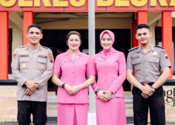 BERPOSE: Kapolres Blora AKBP Fahrurozi (paling kiri) bersama Istri Ny. Jean Fahrurozi (dua dari kiri) dan Briptu Krisna (paling kanan) bersama Yeni Inka (dua dari kanan). (Istimewa/Lingkarjateng.id)