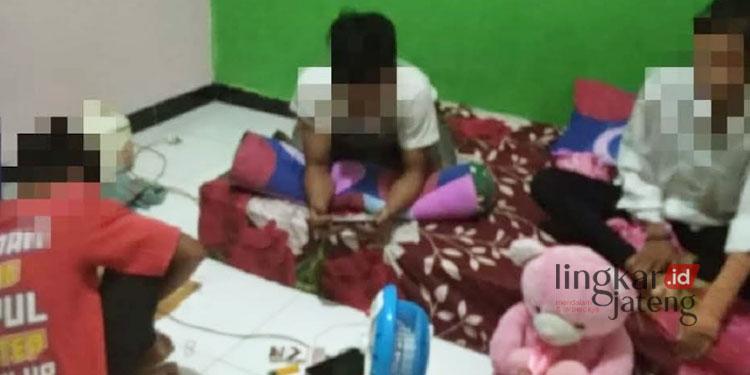 RAZIA: Tiga muda-mudi dipergoki dalam satu kamar kos oleh Petugas Satpol PP Rembang di Desa Mondoteko, Kecamatan Rembang pada pertengahan tahun 2022 lalu. (R Teguh Wibowo/Lingkarjateng.id)