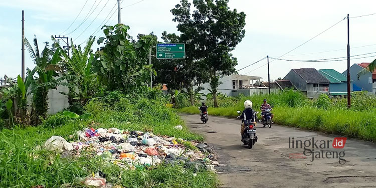 TUMPUKAN SAMPAH: Kondisi tumpukan sampah di pinggir jalan Desa Nawangsari, Kecamatan Weleri, Kabupaten Kendal. (Arvian Maulana/Lingkarjateng.id)
