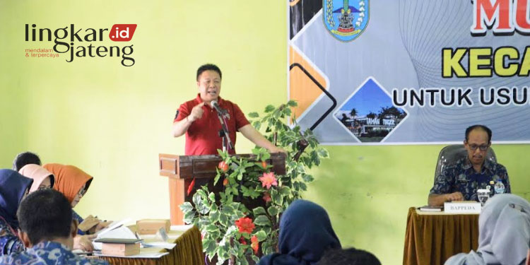 SAMBUTAN: Ketua DPRD Salatiga, Dance Ishak Palit, saat memberikan sambutan dalam Musrenbang di Kecamatan Tingkir belum lama ini. (Istimewa/Lingkarjateng.id)