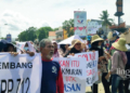 Demo Nelayan Cantrang di Rembang Sempat Blokade Jalan Pantura 28 DEMO: Aksi demo nelayan cantrang Kabupaten Rembang di depan gedung Dewan Perwakilan Rakyat Daerah (DPRD) Rembang pada Rabu, 11 Januari 2023. (R. Teguh Wibowo/Lingkarjateng.id)