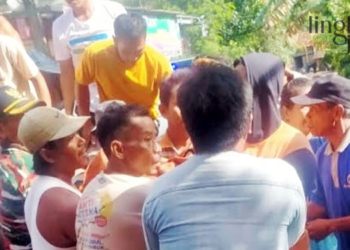 EVAKUASI: Warga bersama petugas saat mengevakuasi korban tewas terseret banjir di Desa Tegalsumur, Kecamatan Brati, Kabupaten Grobogan pada Jumat, 6 Januari 2023. (Muhamad Ansori/Lingkarjateng.id)