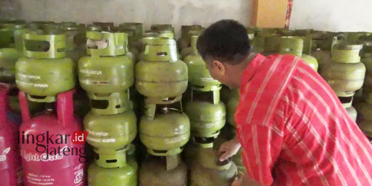 Dinilai Efektif, Pembelian LPG 3 Kg di Semarang Wajib Pakai KTP 25 MENGECEK: Pemilik Agen Gas LPG di Kecamatan Ngaliyan, Kota Semarang sedang menata gas LPG 3 kilogram. (Adimungkas/Lingkarjateng.id)