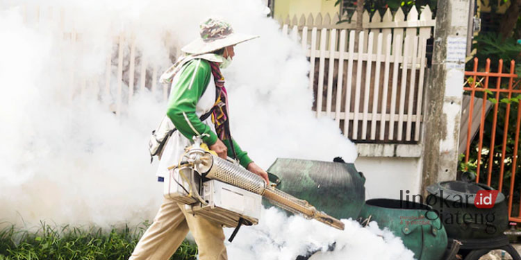 ILUSTRASI: Petugas melakukan foging untuk mencegah kembang biak nyamuk demam berdarah dengue. (Freepik @jcomp/Lingkarjateng.id)