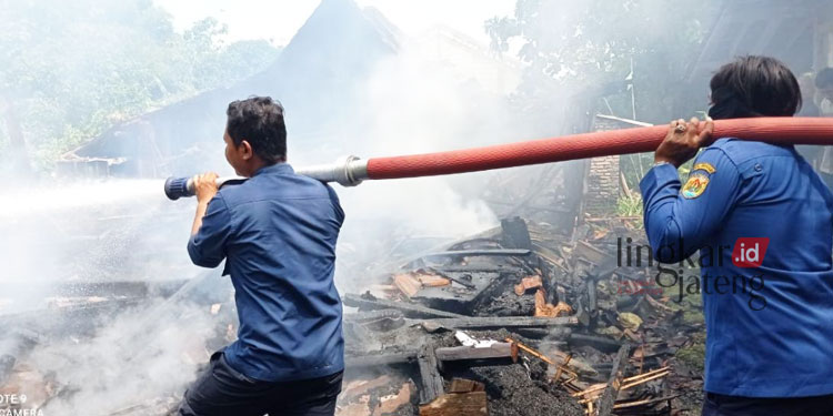 PEMADAMAN: Kondisi pasca kebakaran rumah di Desa Mrisi, RT 2 RW 1, Kecamatan Tanggungharjo, Kabupaten Grobogan pada Rabu, 4 Januari 2023. (Muhamad Ansori/Lingkarjateng.id)