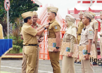 SIMBOLIS: Sekretaris Daerah (Sekda) Kabupaten Jepara Edy Sujatmiko memasang pin BerAKHLAK kepada sejumlah ASN Pemerintah Kabupaten Jepara. (Istimewa/Lingkarjateng.id)
