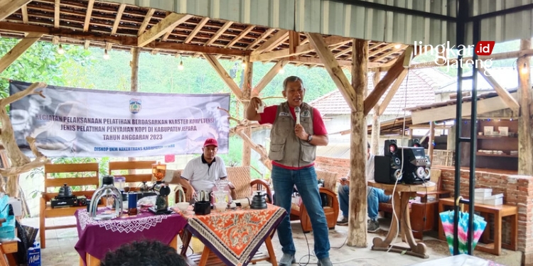SAMBUTAN: Wakil Ketua DPRD Jepara Junarso (berdiri) menyampaikan arahan dalam pelatihan pengolahan kopi di Desa Tempur, Kecamatan Keling, Kabupaten Jepara. (Istimewa/Lingkarjateng.id)